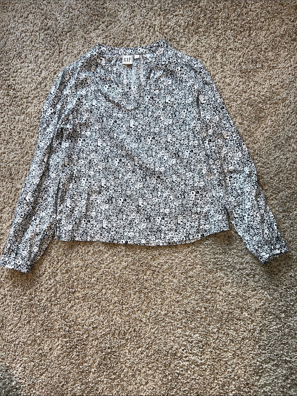 GAP Women's Navy & White Floral Long-Sleeve V-Neck Blouse